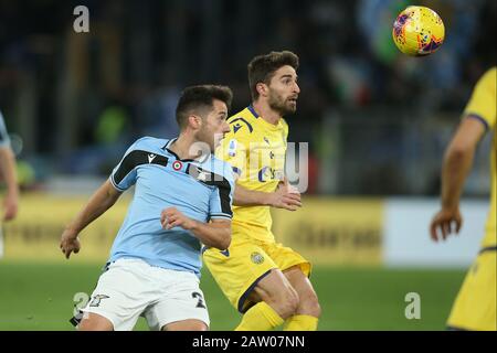 Rom, Italien. Februar 2020. ROM, Italien 05.02.2020: Jony (latium), M.Kumbulla (Verona) im Einsatz während des italienischen Serie-A-Fußballspiels zwischen Ss Lazio und Hellas Verona im Olympiastadion Rom. Kredit: Unabhängige Fotoagentur/Alamy Live News Stockfoto