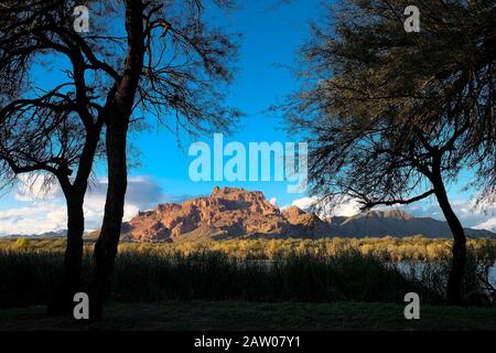 Malerische Landschaft des zerklüfteten Red Mountain (Mount McDowell), am Salt River nördlich von Mesa, Arizona. Stockfoto