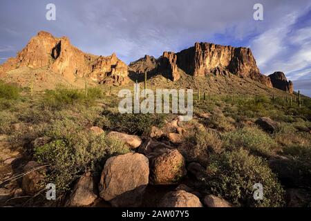Superstition Mountain Landschaft bei Sonnenuntergang. Aberglaube Wilderness Area östlich von Phoenix, AZ. Stockfoto