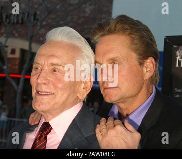 5. Februar 2020: Kirk DOUGLAS (geboren als Issur Danielovitch, 9. Dezember, 1916 - 5. Februar 2020) Schauspieler, Produzent, Regieautor und eine Ikone des Goldenen Zeitalters Hollywoods ist mit 103 gestorben. Bild: 7. April 2003, Los Angeles, Kalifornien, USA: Kirk DOUGLAS und Sohn MICHAEL DOUGLAS bei der Premiere des Films "Es Läuft in der Familie" in Westwood. (Bild: © Nina Prommer/Globe Fotos/ZUMAPRESS.com) Stockfoto