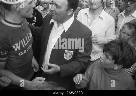 Radrennen Acht van Chaam 1969 Nach dem Ziel: Links Jan van Katwijk, inmitten seines Regisseurs Ton Vissers Datum: 23. Juli 1969 Ort: Chaam, Noord-Brandant Schlüsselwörter: Sport, Trainer, Radsport, Radsport Personenname: Katwijk, Jan van, Angler, Ton Stockfoto