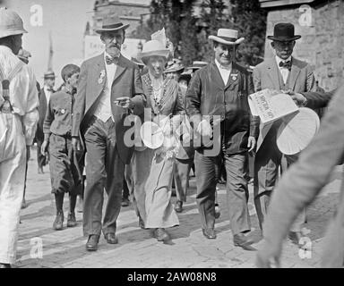 Indiana Senator John Worth Kern und William Jennings Bryan, möglicherweise während des Präsidentschaftswahlkampfes von 1912 Ca. 1912 Stockfoto