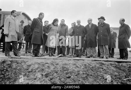 Königin Juliana blickt auf den Ort, an dem Zwammerdam ein römisches Schiff, das Königin Juliana ausgegraben hat, mit Bürgermeister R.M. zusammenblickt Gallas von Alphen aan den Rijn und anderen Invitoren Ort der Ausgrabung Datum: 24. Januar 1974 Ort: Südholland, Zwammerdam Stichwörter: Archäologie, Bürgermeister, Königinnen, Personennamen-Ausgrabungen: Gallas, Robert, Juliana, Königin Stockfoto