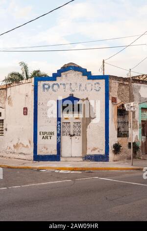 Holztür in einem typischen farbenfrohen Kolonialgebäude in Merida, Yucatan, Mexiko. Stockfoto