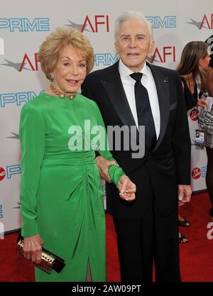 Los Angeles, USA. Juni 2009. Anne Douglas und Kirk Douglas - AFI Life Achivement Awards an Michael Douglas auf dem Sony Studio Lot In Los Angeles.DouglasAnne Kirk 27 Credit: Tsuni/USA/Alamy Live News Stockfoto