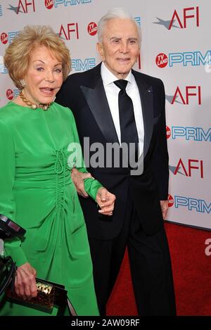 Los Angeles, USA. Juni 2009. Anne Douglas und Kirk Douglas - AFI Life Achivement Awards an Michael Douglas auf dem Sony Studio Lot In Los Angeles.DouglasAnne Kirk 27 Credit: Tsuni/USA/Alamy Live News Stockfoto