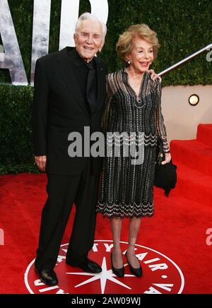 Los Angeles, USA. März 2010. Kirk Douglas   Wife  90 - Vanity Fair After Oscars Party In Los Angeles.Kirk Douglas   Wife  90 Credit: Tsuni/USA/Alamy Live News Stockfoto