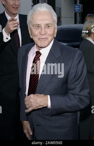 Los Angeles, USA. April 2003. Kirk Douglas kommt zur Premiere von "It Run In The Family" im Mann Bruin Theatre in Los Angeles. April 2003. Credit: Tsuni/USA/Alamy Live News Stockfoto