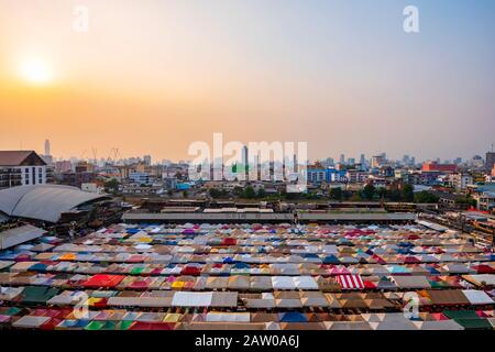 Sonnenuntergang auf dem Train Night Market Ratchada in Bangkok, Thailand. Stockfoto