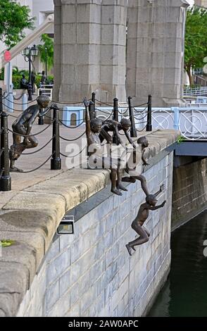 Singapur, singapur - 2020.01.24: Bronzeplastik am fluss singapur in der Nähe der Brücke von Cavenagh von Chong fah cheong mit dem Titel "die erste Generation" Stockfoto