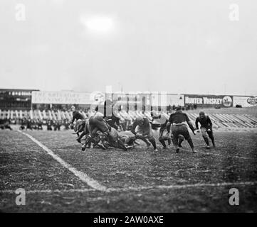 Fußballspiel zwischen der United States Indian School, Carlisle, Pennsylvania und der Dartmouth University auf dem Polo Grounds, New York City Ca. 1913 Stockfoto