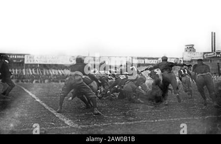 Fußballspiel zwischen der United States Indian School, Carlisle, Pennsylvania und der Dartmouth University auf dem Polo Grounds, New York City - 15. November 1913 Stockfoto