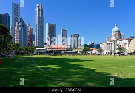 Singapur, singapur - 2020.01.25: Blick auf Singapore Cricket Club, Civic District, Nationalgalerie, victoria Theater und Konzertsaal und Central B. Stockfoto