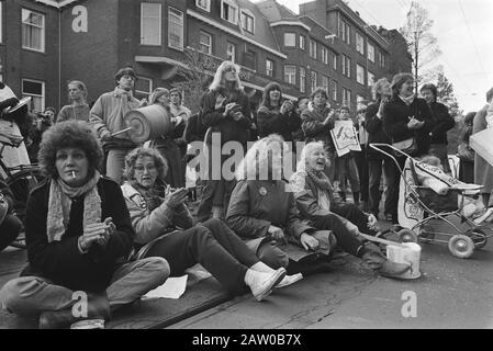 Lärmdemonstration westdeutsches Konsulat bei der Platzierung neuer Atomraketen Datum: 21. November 1983 Standort: Amsterdam, Noord-Holland Schlüsselwörter: Anti-Atomkraft-Bewegung, Demonstrationen, Konsulate Stockfoto