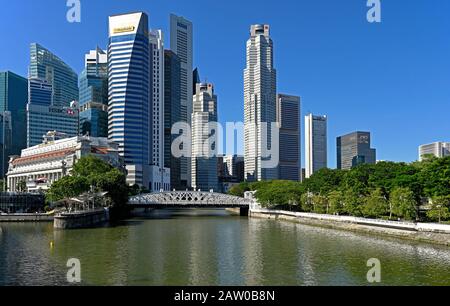 Singapur, singapur - 2020.01.25: Blick über den fluss singapur auf anderson Bridge, fullerton Hotel und Central Business District (cbd) Stockfoto