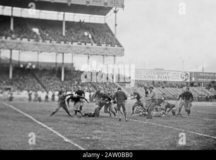 Fußballspiel zwischen der United States Indian School, Carlisle, Pennsylvania und der Dartmouth University auf dem Polo Grounds Ca. November 1913 Stockfoto