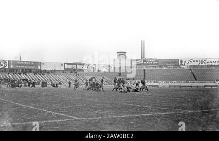 Fußballspiel zwischen der United States Indian School, Carlisle, Pennsylvania und der Dartmouth University auf dem Polo Grounds Ca. November 1913 Stockfoto