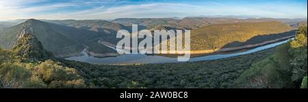 Atemberaubende Aussicht während des Sonnenuntergangs auf die Extremadura-Felder, ihre Wälder und den Tajo-Fluss vom atemberaubenden Monfrague Castle im Monfrague National Park Stockfoto