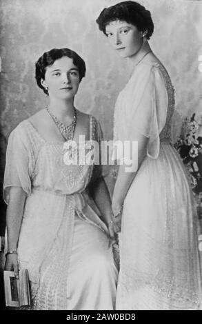 Herzogin Olga Nikolajewna mit ihrer Schwester, der Großfürchterin Tatiana Nikolajewna, den Kindern von Nikolaus dem II. Von Russland und seiner Frau Alexandra Feodorowna Romanova Ca. 1910-1915 Stockfoto