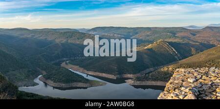 Atemberaubende Aussicht während des Sonnenuntergangs auf die Extremadura-Felder, ihre Wälder und den Tajo-Fluss vom atemberaubenden Monfrague Castle im Monfrague National Park Stockfoto