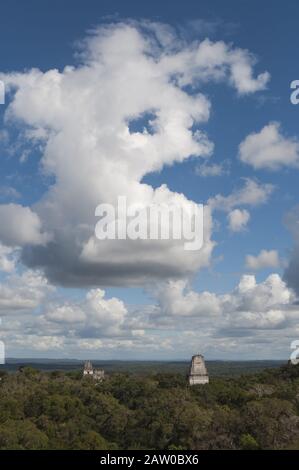 Guatemala, Tikal-Nationalpark, Blick auf die Sehenswürdigkeiten und die Landschaft von Templo IV; UNESCO-Weltkulturerbe Stockfoto