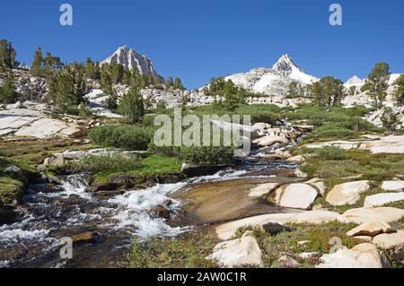 Strom in den Bergen der Sierra Nevada fließt aus Dem Granite Park Stockfoto