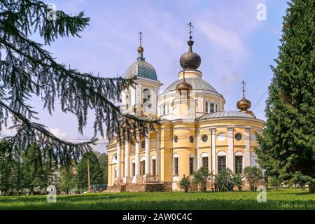 Mariä-Himmelfahrt-Kathedrale (Sobor Uspeniya Presvyatoy Bogoroditsy) in der Stadt Myschkin. Oblast Jaroslawl. Russland Stockfoto