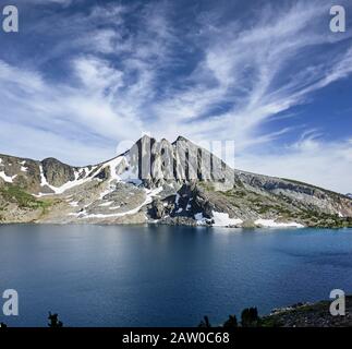 Der Berg erhebt sich über dem Duck Lake mit interessanten Wolken in der John Muir Wilderness Stockfoto