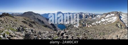 Bergpanorama vom Monument Ridge mit Blick auf den West Lake Stockfoto