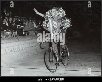 Nationale Meisterschaften Radsport auf der Strecke im Olympiastadion Amsterdam reitet Tiemen Groen (Champion Chase Amateure) seine Siegesserie Datum: 6. August 1964 Ort: Amsterdam, Noord -Holland Schlagwörter: Sport, Radsport Personenname: Green Tiemen Institution Name: Olympiastadion Stockfoto