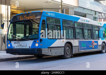 Montreal Quebec Kanada 5. Februar 2020: Metro-Transitbus auf der Seite der Straße geparkt Stockfoto
