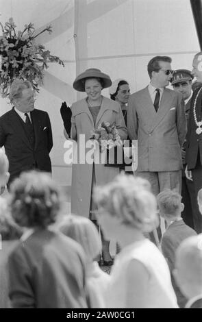 Nationale Manifestation der mobilen Brigade in Utrechter, Prinzessin Beatrix und Prinz Albert, Parade am Start: 7. Juni 1960 Ort: Utrechter Schlüsselwörter: Modenschauen, DEMOS Personenname: Albert Prince, Beatrix, Princess Institution Name: Mobile Brigade Stockfoto