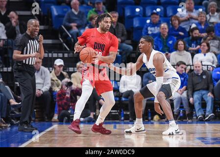 Februar 2020: Saint Louis Billikens Garde Demarius Jacobs (15) verteidigt gegen Duquesne Dukes Garde Aufrichtig Carry (10) in einem atlantischen Konferenzspiel 10, in dem die Duquesne Dukes die St. Louis Billikens besuchten. Ausgetragen in der Chaifetz Arena in St. Louis, MO Richard Ulreich/CSM Stockfoto