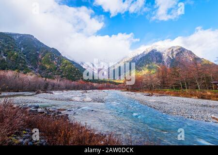 Herbst-Farbsaison des Kamikochi-Nationalparks in Nagano, Japan Stockfoto