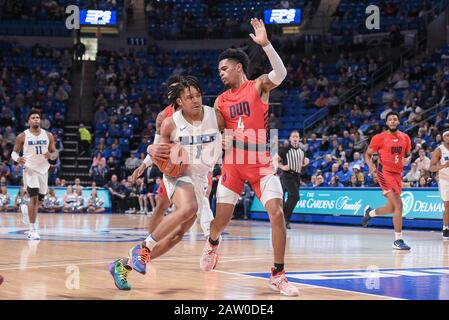 Februar 2020: Saint Louis Billikens Wache Juri Collins (1) fährt zum Korb auf Duquesne Dukes Wache Lamar Norman Jr. (4) in einem atlantischen Konferenzspiel 10, in dem die Duquesne Dukes die St. Louis Billikens besuchten. Ausgetragen in der Chaifetz Arena in St. Louis, MO Richard Ulreich/CSM Stockfoto