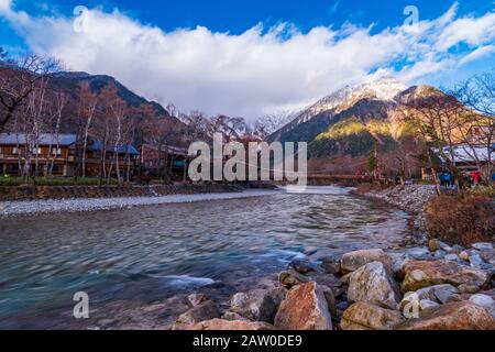 Herbst-Farbsaison des Kamikochi-Nationalparks in Nagano, Japan Stockfoto