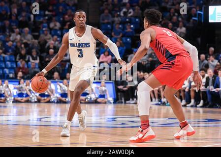 Februar 2020: Saint Louis Billikens Forward Javonte Perkins (3) sucht nach einem Spiel, während er vom Duquesne Dukes Center Michael Hughes (21) in einem Atlantic 10-Konferenzspiel verteidigt wird, in dem die Duquesne Dukes die St. Louis Billikens besuchten. Ausgetragen in der Chaifetz Arena in St. Louis, MO Richard Ulreich/CSM Stockfoto