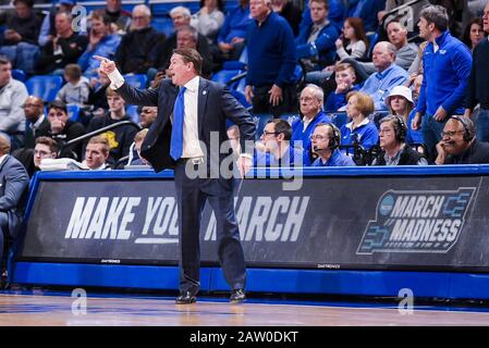 Februar 2020: Saint Louis Billikens Cheftrainer Travis Ford informiert den Beamten über den Anruf in einem atlantischen 10-Konferenzspiel, in dem die Duquesne Dukes die St. Louis Billikens besuchten. Ausgetragen in der Chaifetz Arena in St. Louis, MO Richard Ulreich/CSM Stockfoto