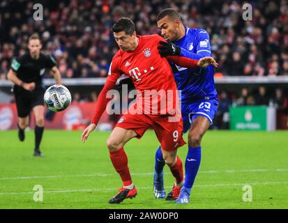 München, Deutschland. Februar 2020. Robert Lewandowski (L) von Bayern München Vies mit Kevin Akpoguma von Hoffenheim beim 3. Spiel um den deutschen Pokal zwischen dem FC Bayern München und der TSG 1899 Hoffenheim in München am 5. Februar 2020. Credit: Philippe Ruiz/Xinhua/Alamy Live News Stockfoto