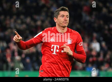 München, Deutschland. Februar 2020. Robert Lewandowski von Bayern München feiert am 5. Februar 2020 seine zweite Punktwertung beim 3. Spiel um den deutschen Pokal zwischen dem FC Bayern München und der TSG 1899 Hoffenheim in München. Credit: Philippe Ruiz/Xinhua/Alamy Live News Stockfoto