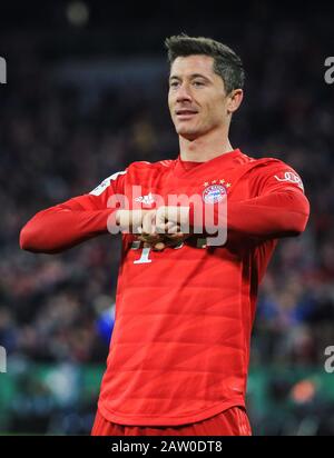 München, Deutschland. Februar 2020. Robert Lewandowski von Bayern München feiert am 5. Februar 2020 sein erstes Torverhältnis während eines 3. Vorrundenspiels um den deutschen Pokal zwischen dem FC Bayern München und der TSG 1899 Hoffenheim in München. Credit: Philippe Ruiz/Xinhua/Alamy Live News Stockfoto