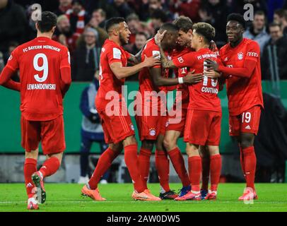 München, Deutschland. Februar 2020. Thomas Mueller (3. R) von Bayern München feiert am 5. Februar 2020 mit Mannschaftskameraden beim 3. Spiel um den deutschen Pokal zwischen dem FC Bayern München und der TSG 1899 Hoffenheim in München seine Punkteränge. Credit: Philippe Ruiz/Xinhua/Alamy Live News Stockfoto