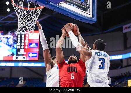 Februar 2020: Saint Louis Billikens Forward Javonte Perkins (3) ergreift den Ball, als Duquesne Dukes Forward Marcus Weathers (5) für einen Schuss aufgeht, der einen gehaltenen Ball in einem Atlantic 10-Konferenzspiel, in dem die Duquesne Dukes die St. Louis Billikens besuchten, einruft. Ausgetragen in der Chaifetz Arena in St. Louis, MO Richard Ulreich/CSM Stockfoto