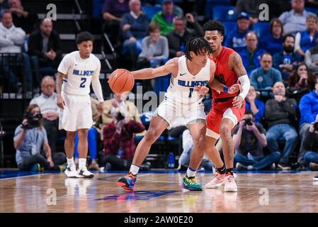 Februar 2020: Saint Louis Billikens Wache Yuri Collins (1) stößt in Duquesne Dukes Wache Lamar Norman Jr. (4) versucht, etwas Platz mit dem Ball in einem Atlantic 10-Konferenzspiel zu bekommen, in dem die Duquesne Dukes die St. Louis Billikens besuchten. Ausgetragen in der Chaifetz Arena in St. Louis, MO Richard Ulreich/CSM Stockfoto