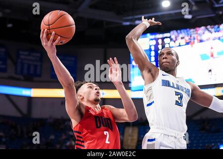 Februar 2020: Saint Louis Billikens Forward Javonte Perkins (3) versucht, den Schuss der Duquesne Dukes Guard Maceo Austin (2) in einem Atlantic 10-Konferenzspiel zu blockieren, in dem die Duquesne Dukes die St. Louis Billikens besuchten. Ausgetragen in der Chaifetz Arena in St. Louis, MO Richard Ulreich/CSM Stockfoto