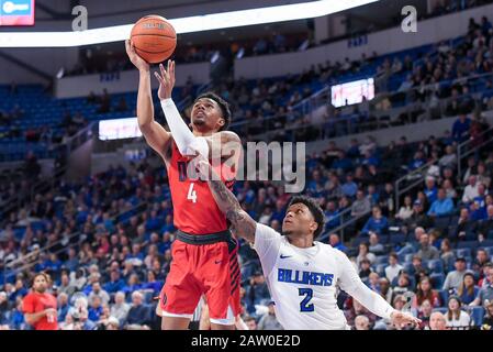 Februar 2020: Duquesne Dukes Guard Lamar Norman Jr. (4) wird von Saint Louis Billikens Guard Tay Weaver (2) gefoult, während er einen Laienschuss in einem Atlantic 10-Konferenzspiel macht, in dem die Duquesne Dukes die St. Louis Billikens besuchten. Ausgetragen in der Chaifetz Arena in St. Louis, MO Richard Ulreich/CSM Stockfoto