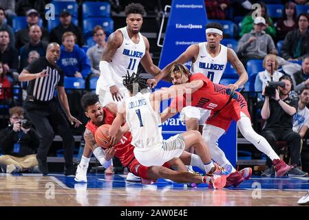 Februar 2020: Duquesne Dukes Center Michael Hughes (21) und Saint Louis Billikens Guard Yuri Collins (1) gehen tumbling zum Gericht, nachdem sie einen gehaltenen Ballanruf in einem Atlantic 10-Konferenzspiel erhalten haben, in dem die Duquesne Dukes die St. Louis Billikens besuchten. Ausgetragen in der Chaifetz Arena in St. Louis, MO Richard Ulreich/CSM Stockfoto