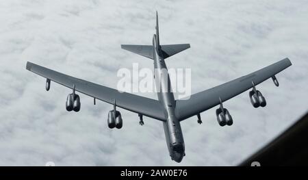 Eine B-52H Stratofestung der US-Luftwaffe, die der 69th Expeditionary Bomb Squadron zugeordnet ist und von der Minot Air Force Base, North Dakota, aus eingesetzt wird, fliegt während einer Trainingsmission vom 4. Februar 2020 über den Pazifischen Ozean. Die gemeinsame und multinationale Integration bietet unseren Luftfahrern eine ausgezeichnete Gelegenheit, ihre Bereitschaft zu bewahren und ihre globale Schlagfähigkeit zu erhaschen. (USA Air Force Photo Airman, 1. Klasse, Helena Owens) Stockfoto