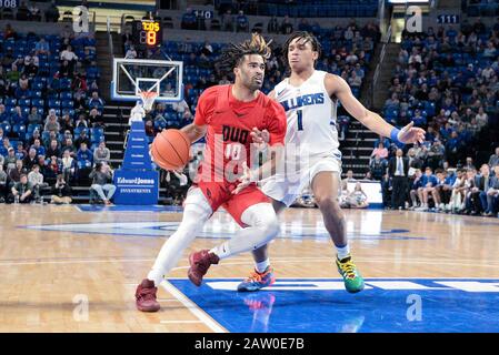 Feb. 05, 2020: Duquesne Dukes Guard Decile Carry (10) geht an der Verteidigung von Saint Louis Billikens Guard Yuri Collins (1) in einem atlantischen Konferenzspiel mit 10 Teilnehmern vorbei, bei dem die Duquesne Dukes die St. Louis Billikens besuchten. Ausgetragen in der Chaifetz Arena in St. Louis, MO Richard Ulreich/CSM Stockfoto