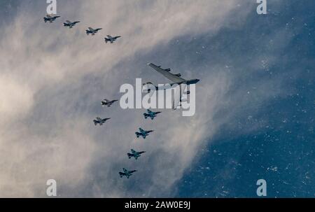 Eine B-52H Stratofestung der US-Luftwaffe vom Luftwaffenstützpunkt Minot, North Dakota, und sechs F-16 Fighting Falcons von der Misawa Air Base, Japan, führen eine bilaterale gemeinsame Ausbildung mit vier Japan Air Self-Defence Force F-2s vor der Küste Nordjapans durch, 4. Februar 2020. Die Bomberkräfte des U.S. Strategic Command führen regelmäßig kombinierte Projekte zur Zusammenarbeit in der Theatersicherheit mit Verbündeten und Partnern durch und demonstrieren US-amerikanische Fähigkeit, Bombereinsätze auf der ganzen Welt zu befehligen, zu kontrollieren und durchzuführen. (USA Luftwaffenfoto des Personals Sgt. Melanie A. Bulow-Gonterman) Stockfoto